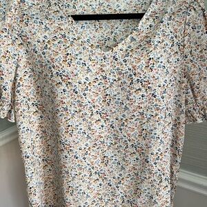 Boutique puff sleeve v/neck floral blouse